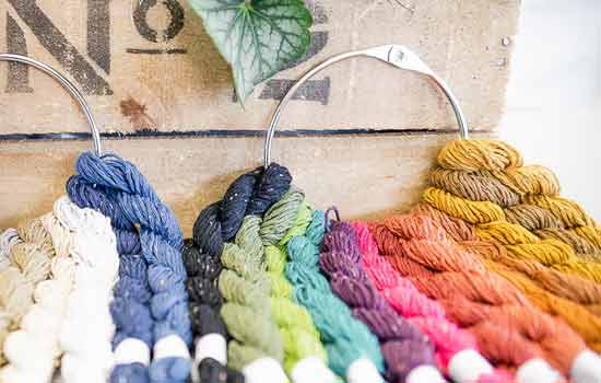 Mini-Strangwolle zur Dekoration im Handarbeitsgeschäft Simply Stitch