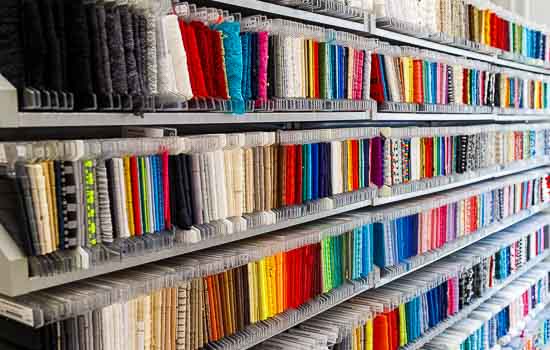 großes Regal mit Bändern und Borten bei Simply Stitch in Berlin