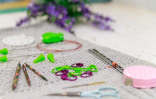 Strickzubehör auf einer Strickprobe
